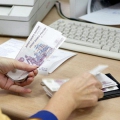 Як перевести гроші іншій людині?