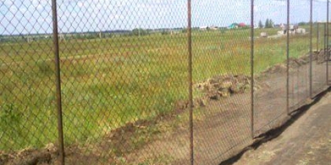 Як натягнути сітку рабицю на дачі?