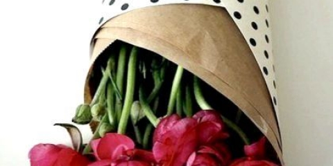 Як красиво загорнути букет у папір?