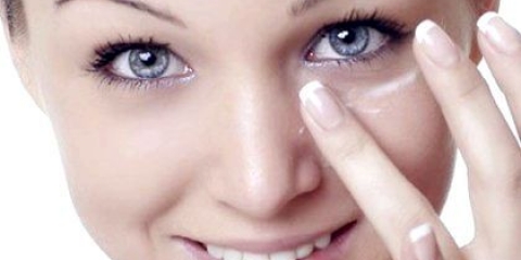 Як розгладити зморшки під очима?