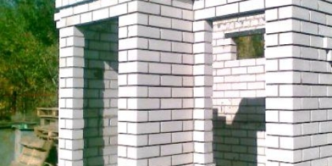 Як зробити цегляний туалет на дачі?